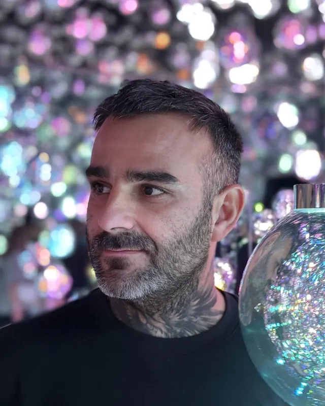 Julien Jimenez, expert SEO, portrait en arche